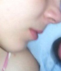 cums cara tesão em uma menina morena linda enquanto ela dorme
